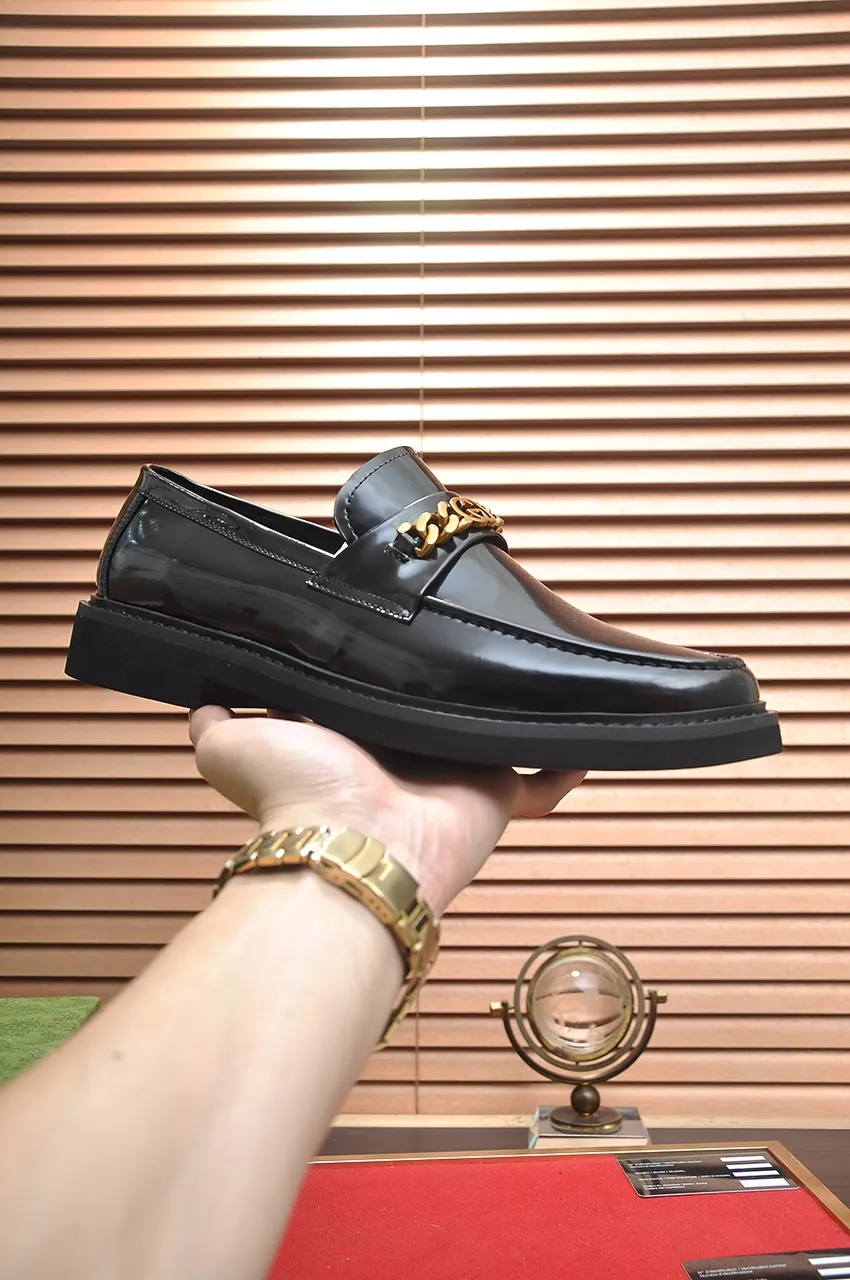 Men's shoes💰540💶Italy's top luxury men's shoe giant (GUCCI) (Gucci) (full cowhide lining) new arrival🍃Original European style🔰 Pleasant to the eye😍In order to make the shoes more durable and non-deformable🌀The production continues to follow traditional methods but there is still no lack of innovation💪Choose original sheepskin for the leather♻️ Smooth and natural And extra bright ⭐Made of imported cowhide, the first choice of rich people 38-45 (45 customized)